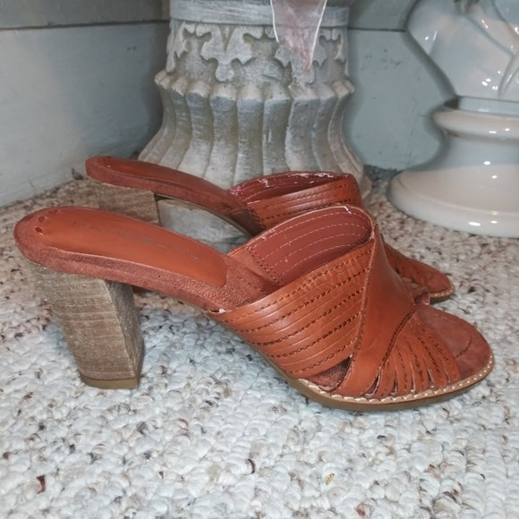 3/$18 Vintage 1970's Bandolino Boho Brown Leather Slide Stacked Heel Sandals - Picture 2 of 12